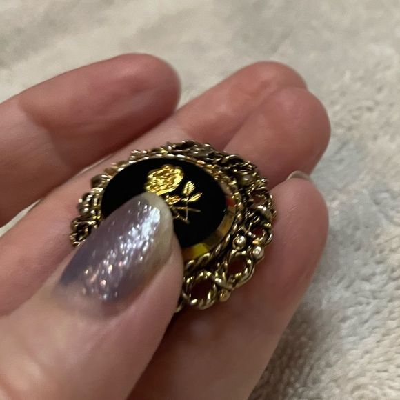 Updated- Vintage gold double rose etched brooch - Picture 3 of 9